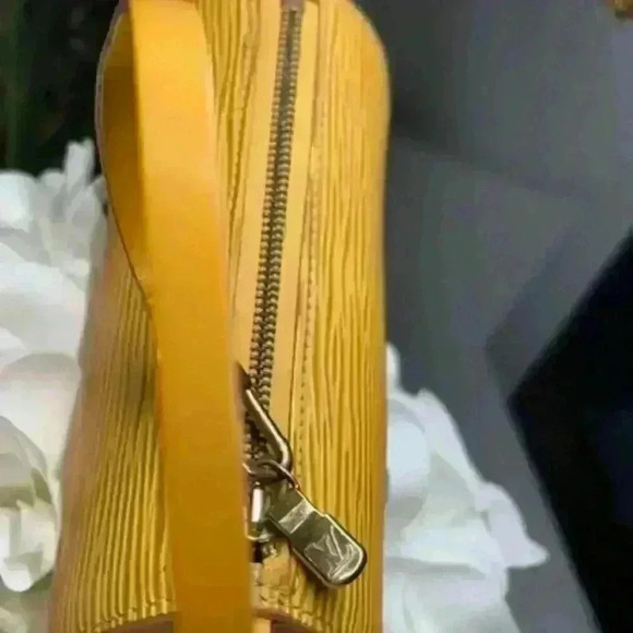 🔥🔥 Authentic Louis Vuitton Yellow Epi Mini Papillon LV Wristlet/Tote/Bag - Picture 7 of 14